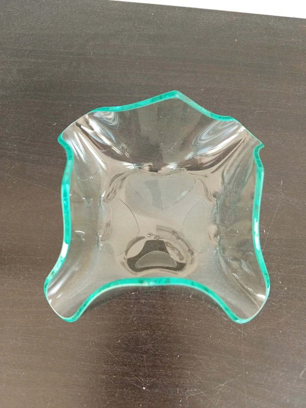 Vue de dessus des plis organiques du vide-poche vintage en verre transparent