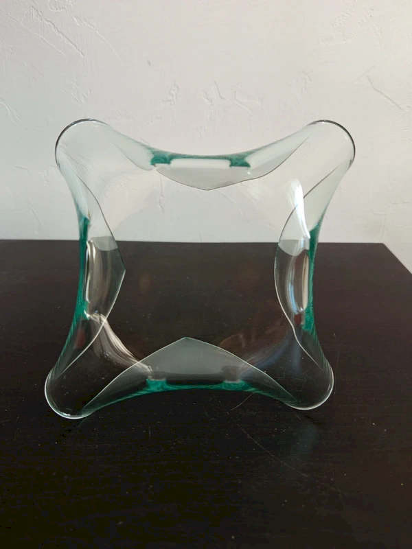 Détail de la transparence et de l'épaisseur du verre du vide-poche vintage