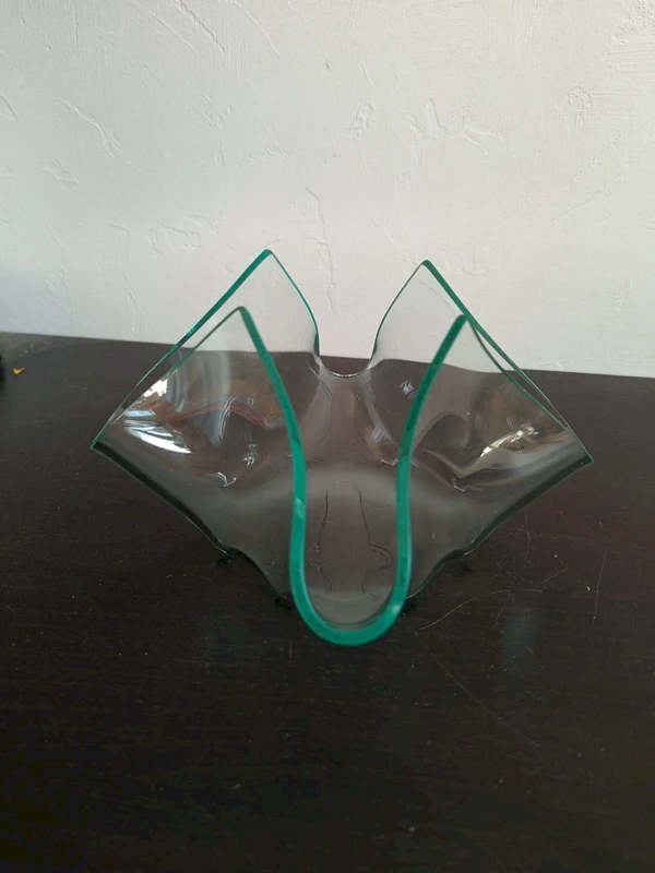 Silhouette ondulée et moderniste du vide-poche vintage sculpté à chaud