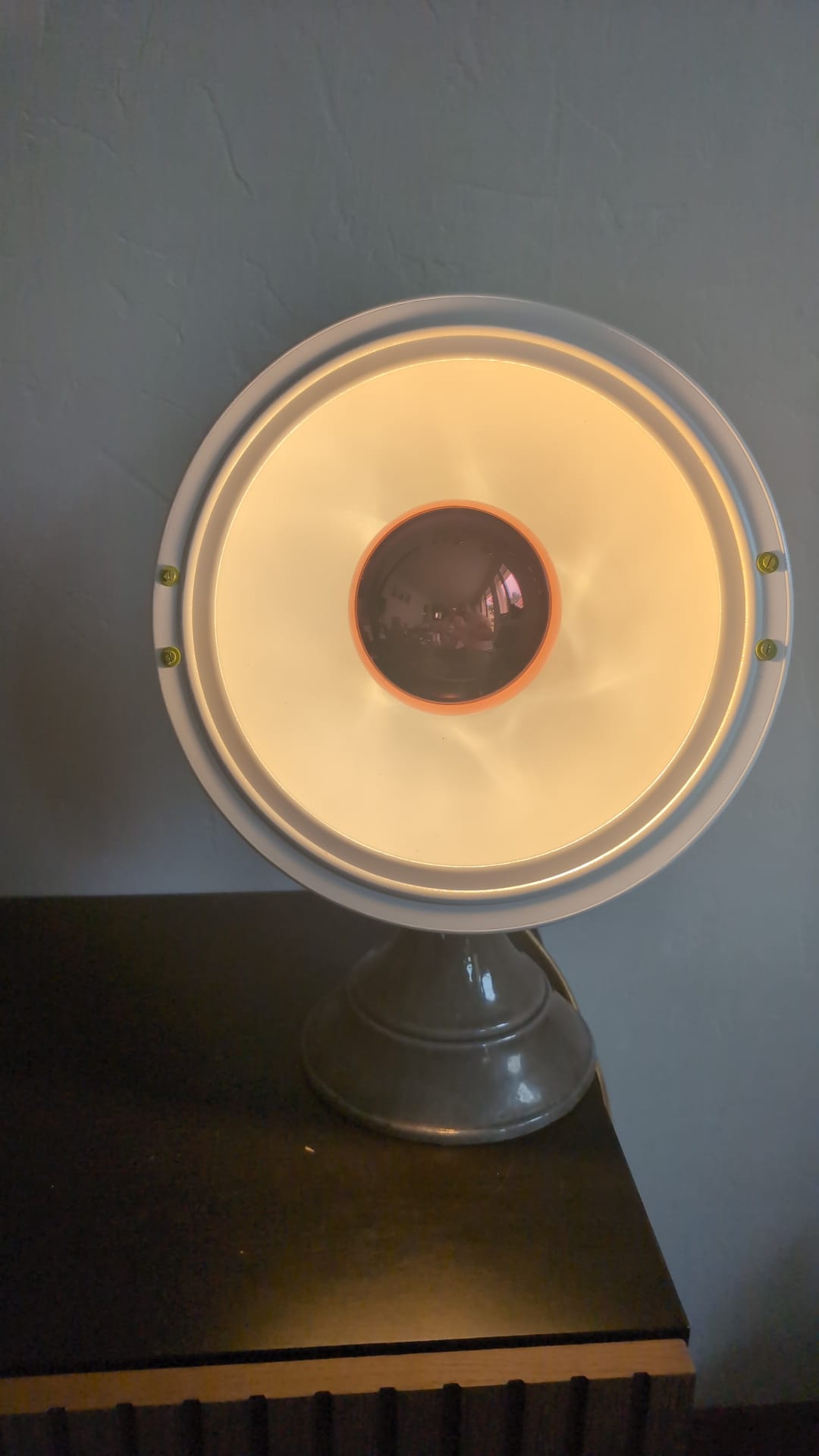 Ambiance tamisée et faisceau lumineux de la lampe upcycling allumée