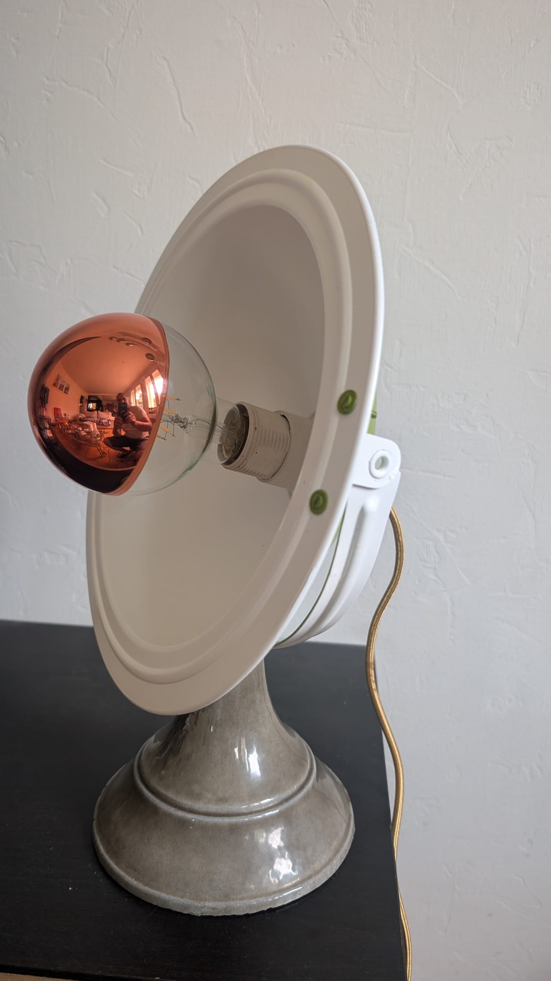 Lampe vintage industrielle upcycling – Ancien chauffage parabolique en fonte émaillée – Pièce Unique – Image 3