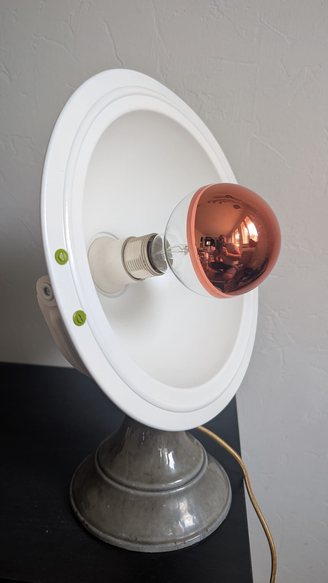 Lampe vintage industrielle upcycling avec ampoule miroir cuivrée éteinte