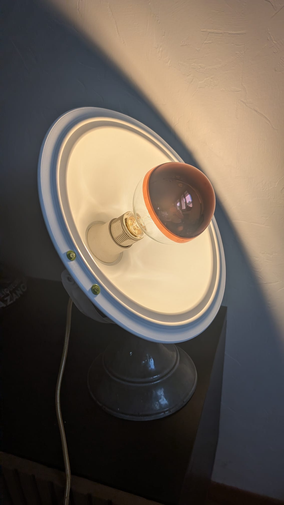 Luminaire industriel parabolique allumé diffusant une douce lumière d'ambiance
