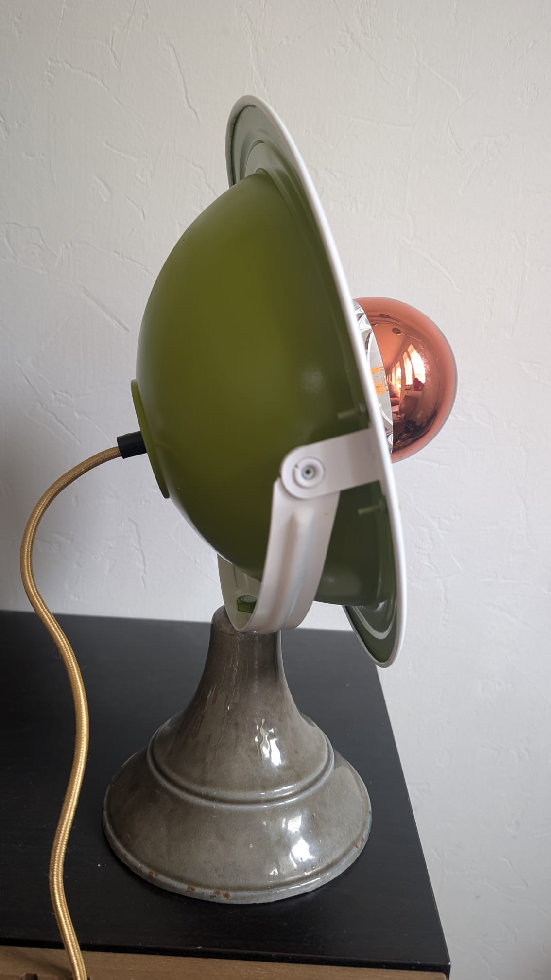 Détail de l'étrier de fixation blanc et de la coque arrière verte