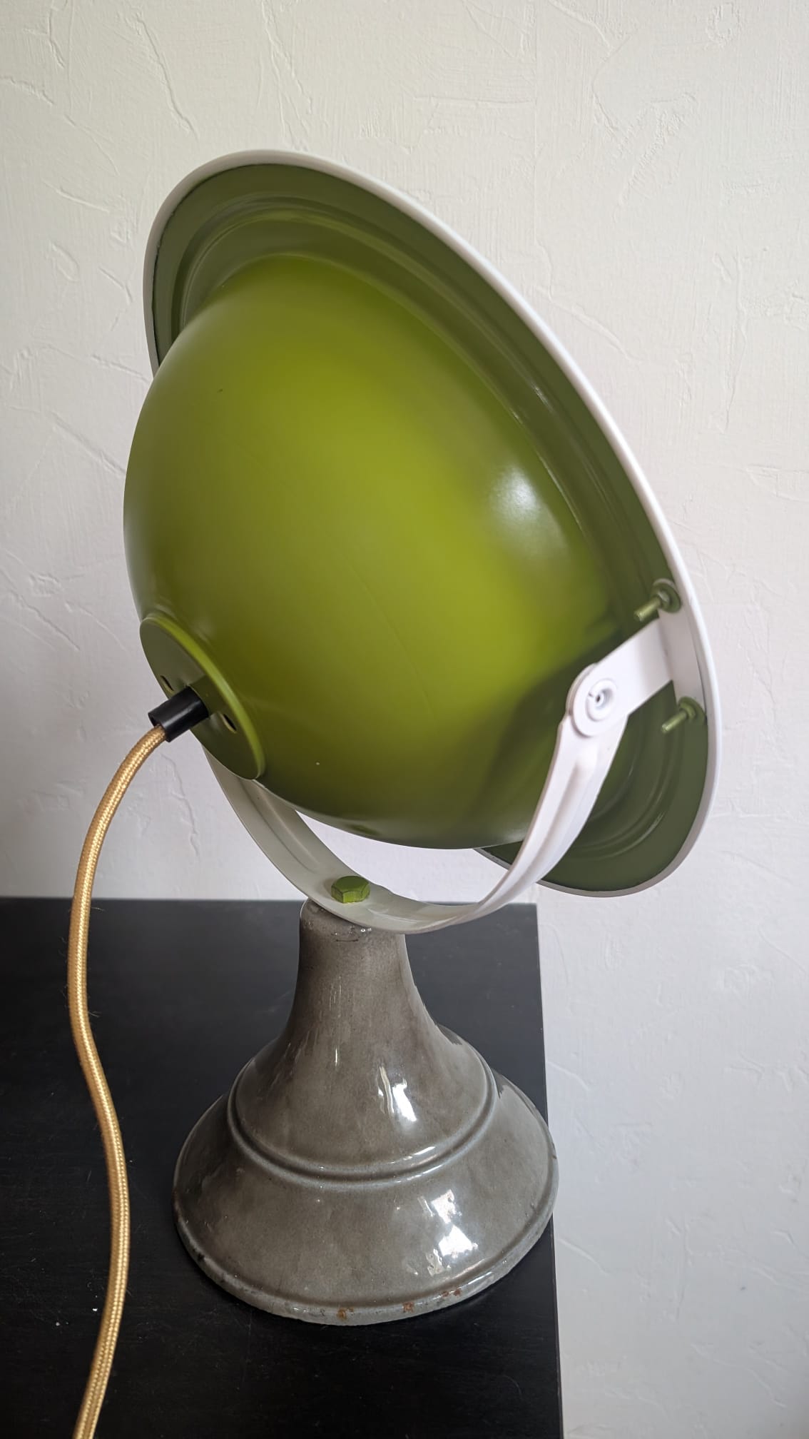 Lampe vintage industrielle upcycling – Ancien chauffage parabolique en fonte émaillée – Pièce Unique – Image 7