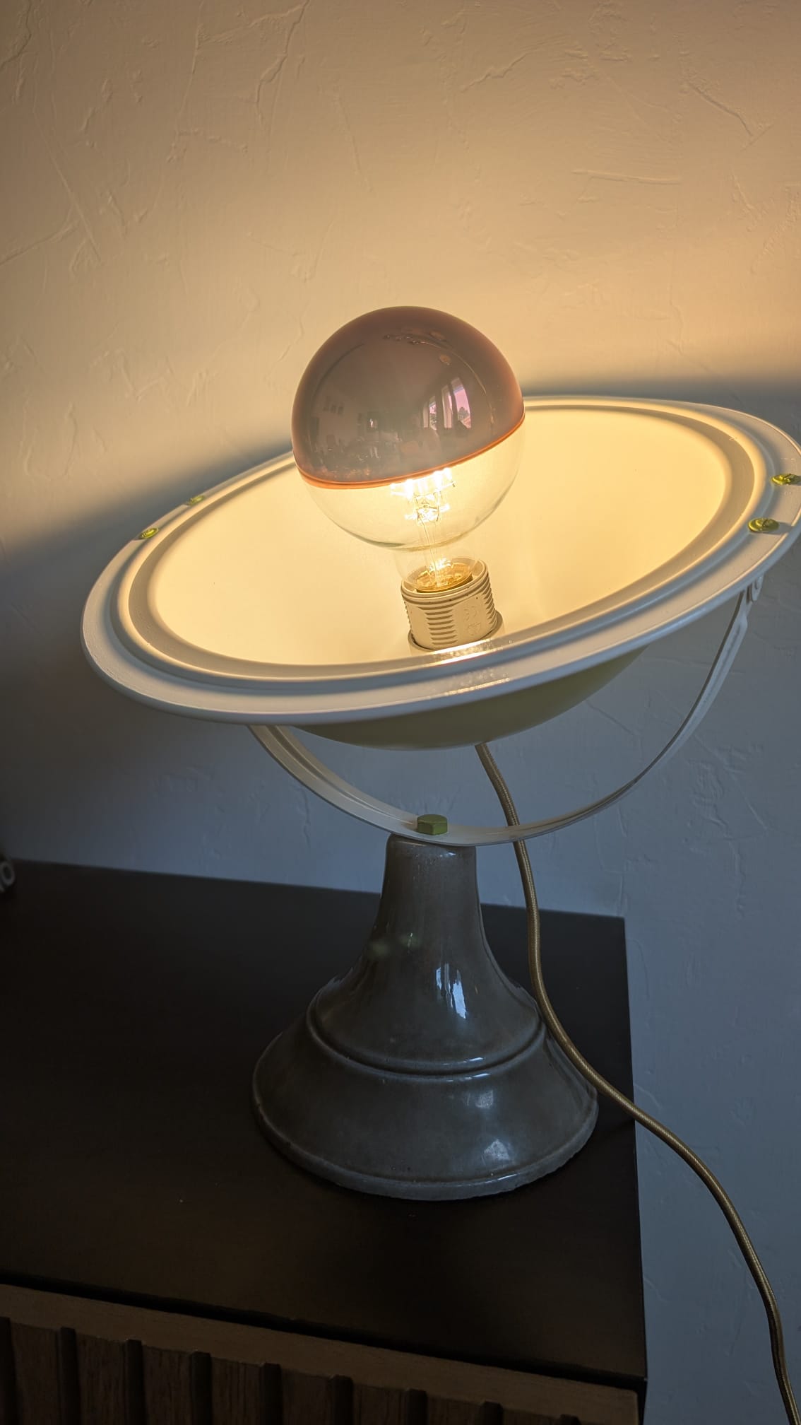 Vue de profil de la tête orientable de la lampe de bureau atelier