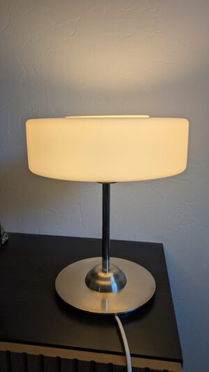 Lampe de table Mid-Century avec grand abat-jour plat en verre satiné blanc allumée