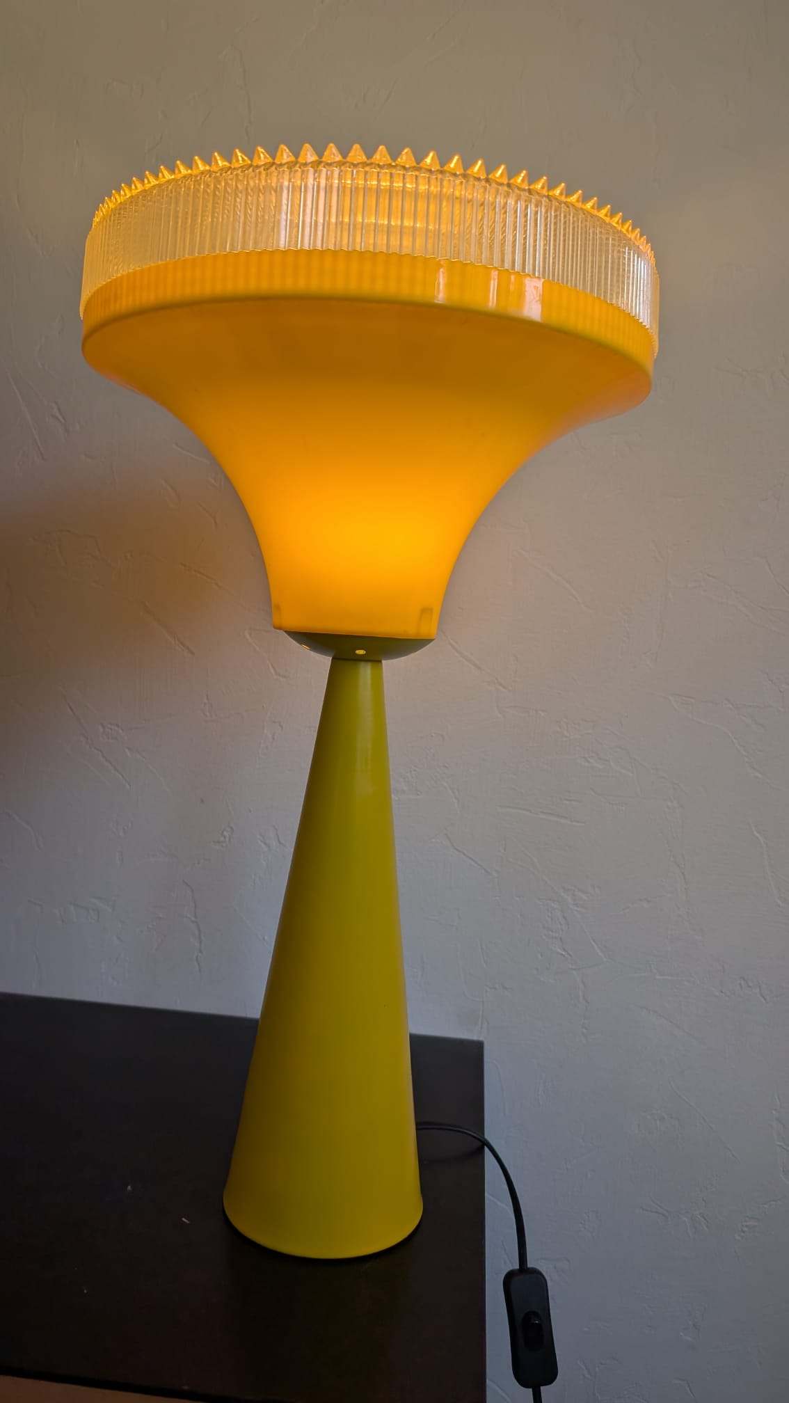 Éclairage pop et hypnotisant du luminaire en plastique jaune vif allumé