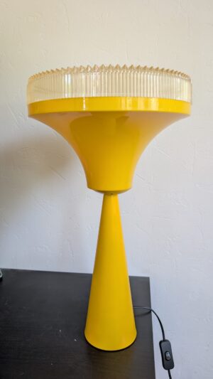 Lampe vintage jaune upcyclée des années 70 de style Space Age éteinte
