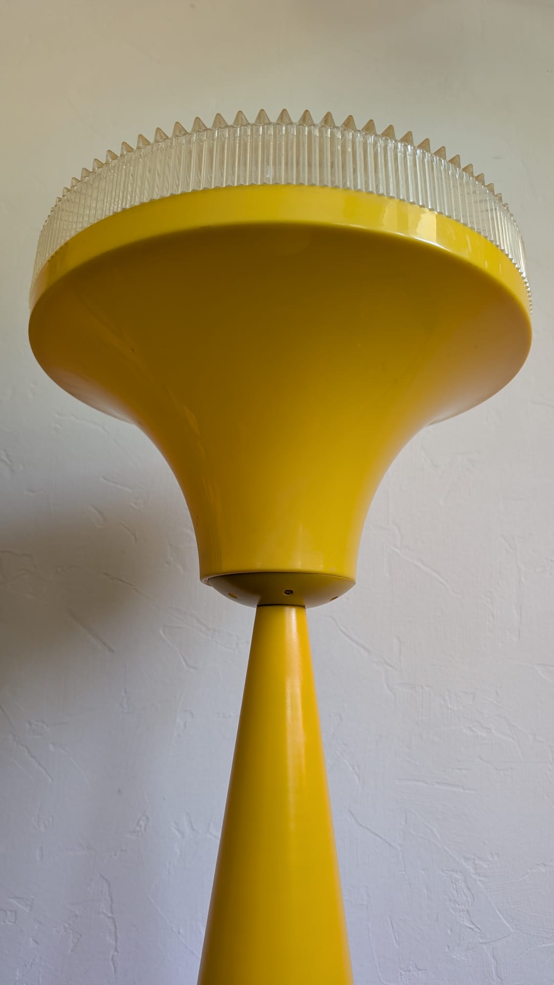 Vue de trois-quarts de la lampe de table rétro sur son socle en métal brossé