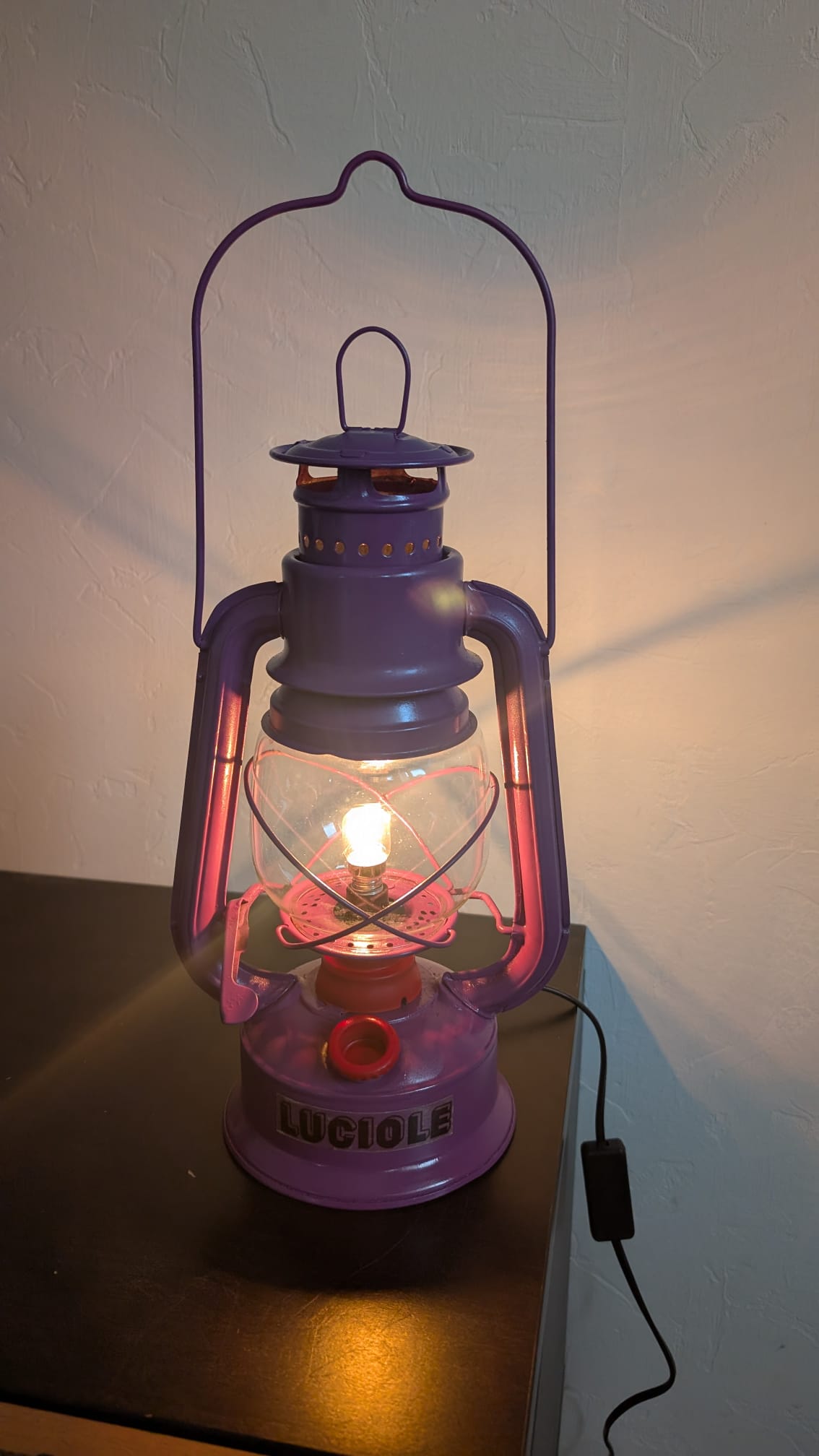 Lumière ultra-chaleureuse et hypnotisant de la lanterne de brocante allumée