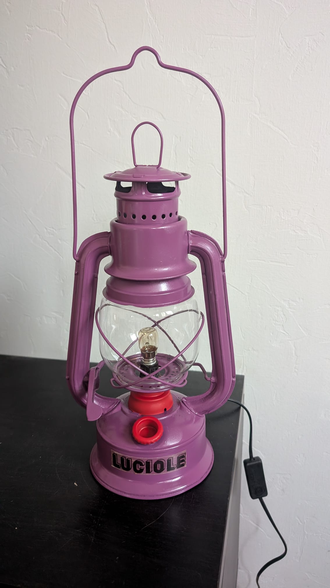 Vue d'ensemble de la veilleuse upcycling sur fond blanc épuré