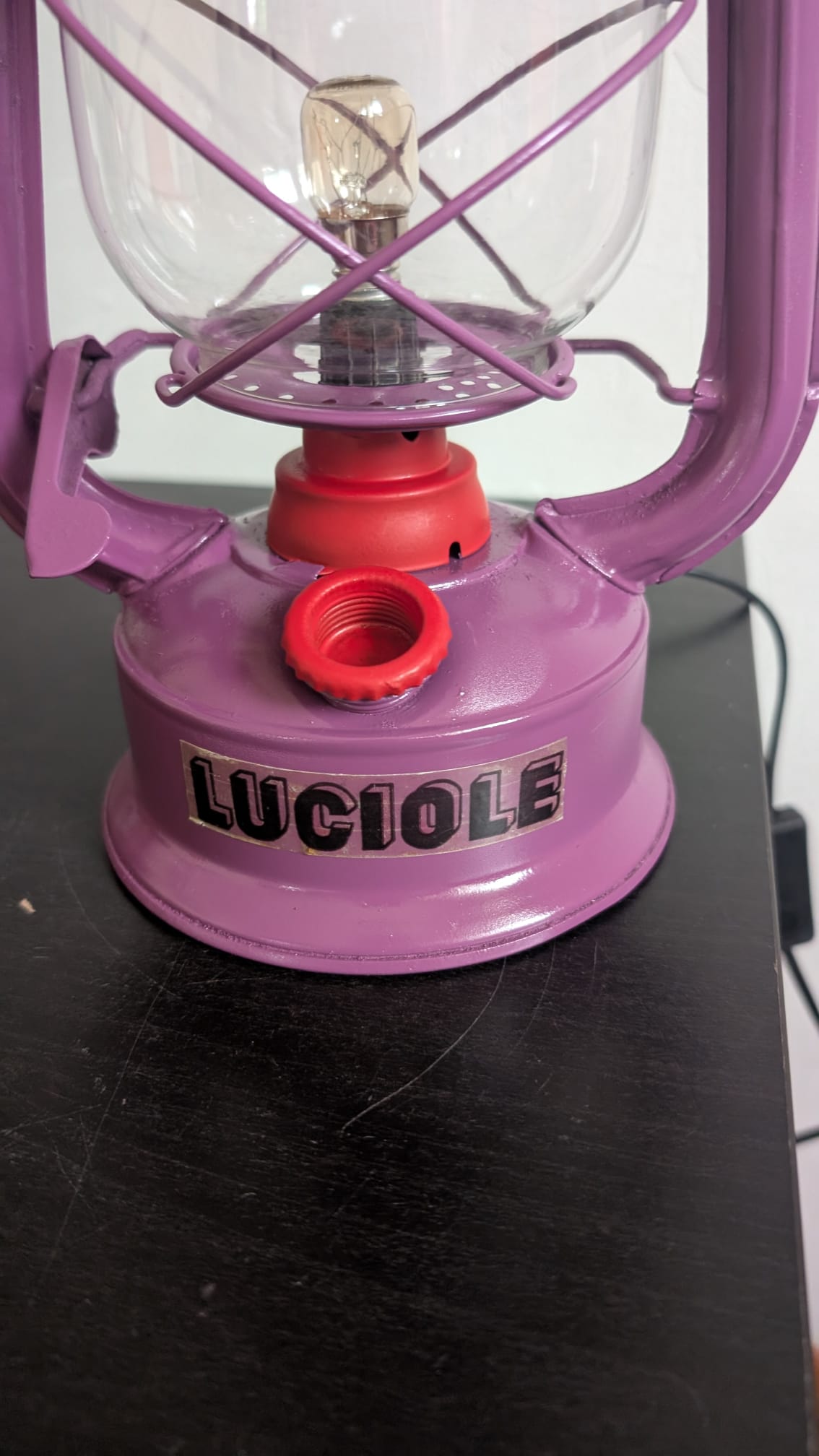 Détail de l'étiquette historique en papier Luciole préservée sur le réservoir violet