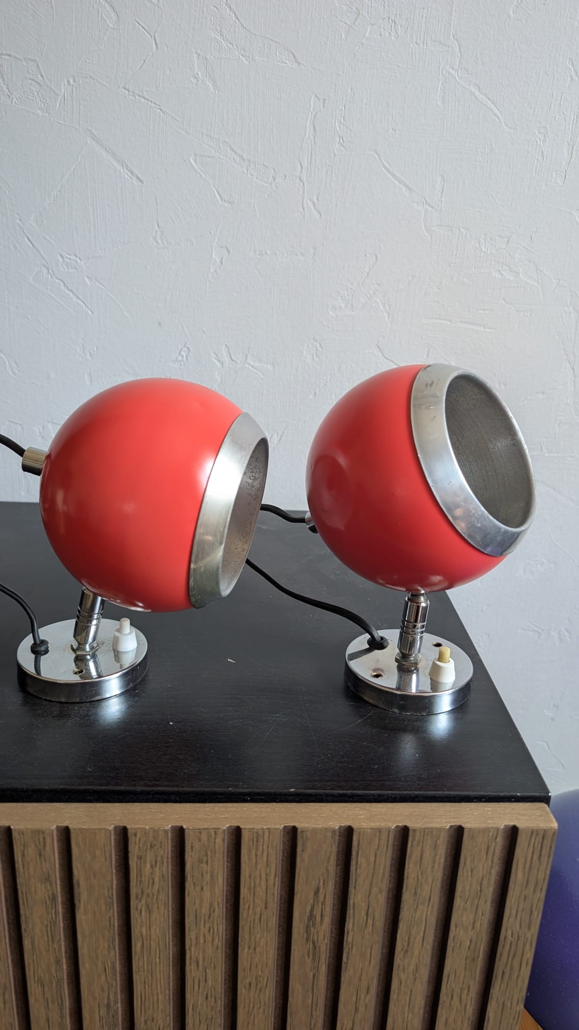 Paire de lampes de chevet murales eyeball vintage rouge pastel