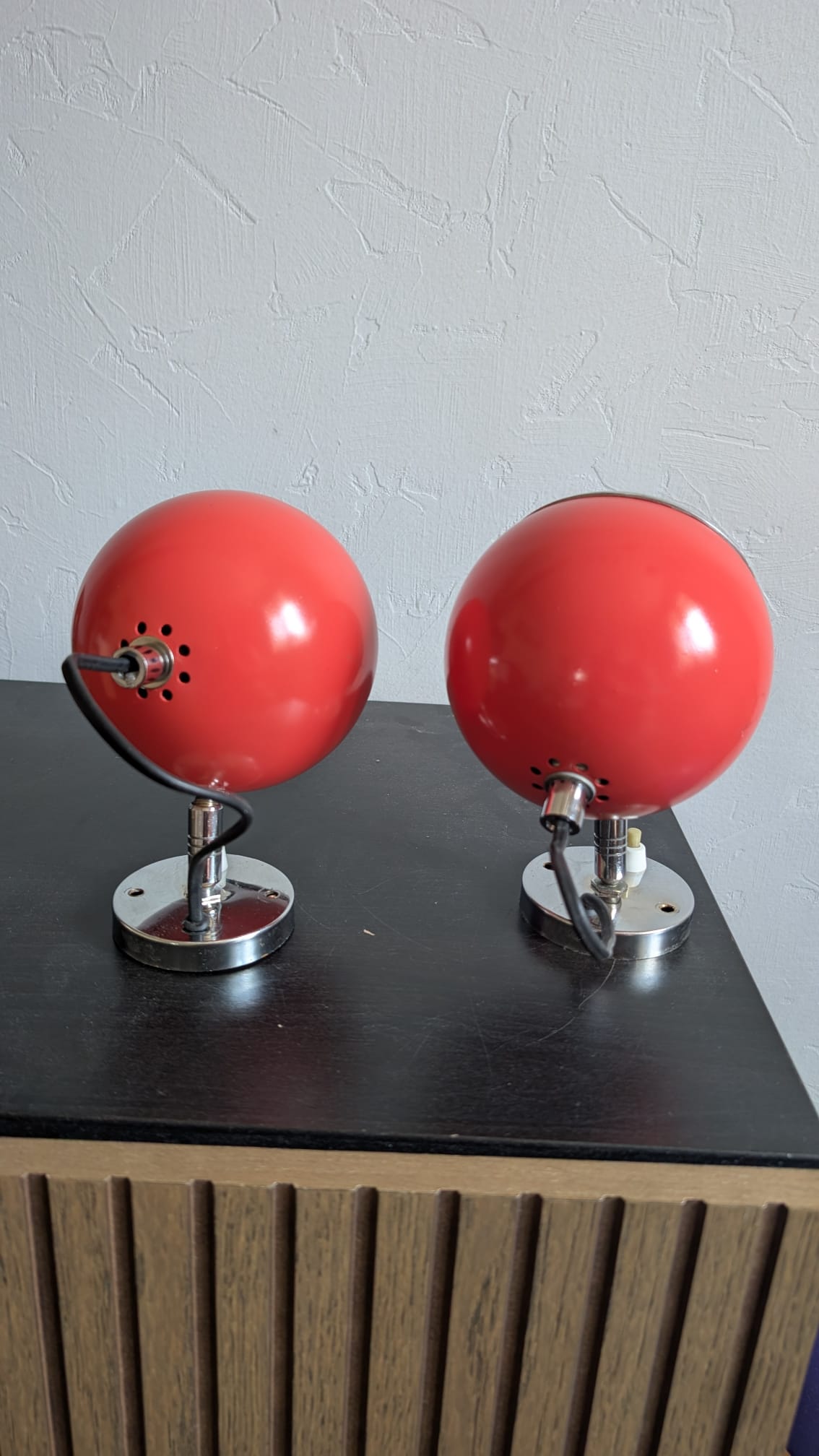Dos des globes de la paire d'appliques eyeball vintage avec perforations d'aération