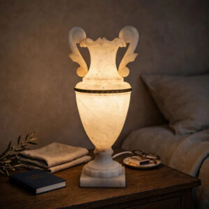 Lampe en albâtre vintage style Médicis allumée sur table de nuit en bois