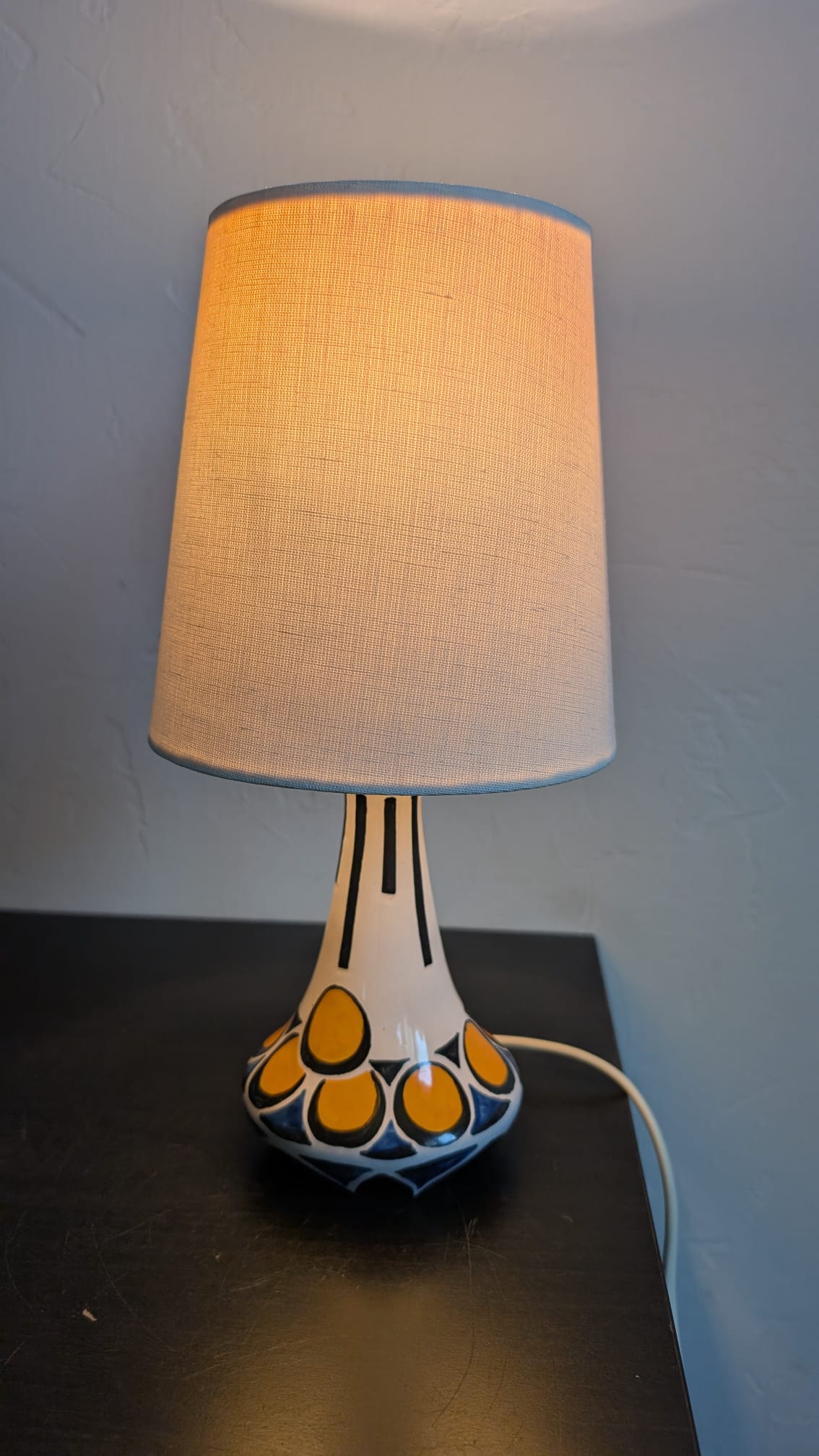 lampe-henri-delcour-allumee-eclairage-ambiance