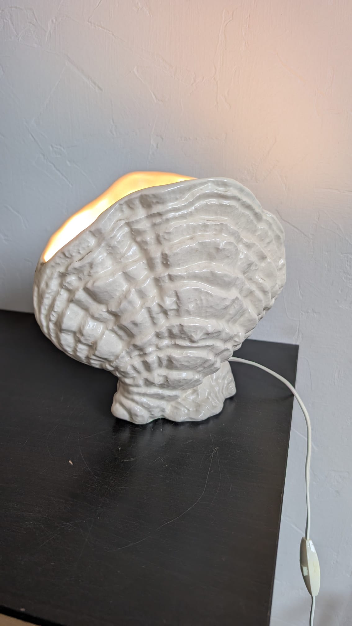 Lampe coquillage céramique vintage bénitier allumée vue de profil