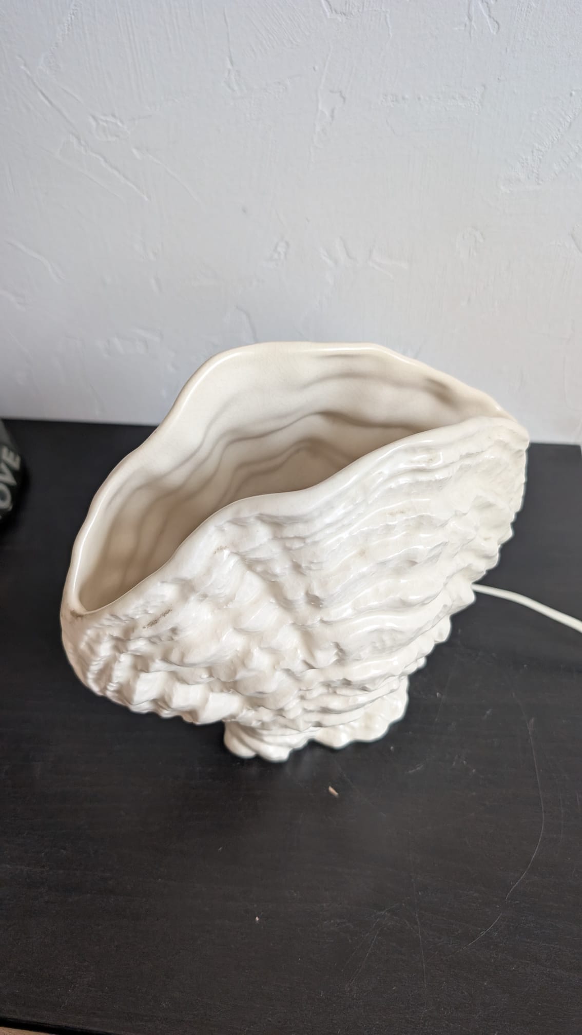 Ouverture supérieure en creux de la lampe coquillage céramique