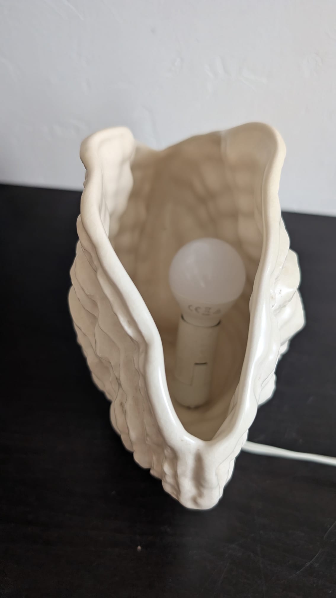 Douille E14 et ampoule installées dans la lampe coquillage céramique