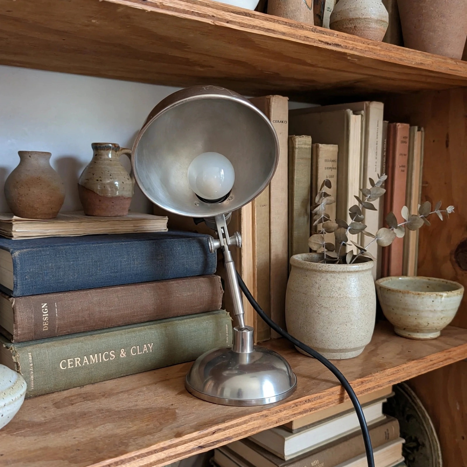 Lampe de bureau industrielle vintage articulée sur table de travail style atelier