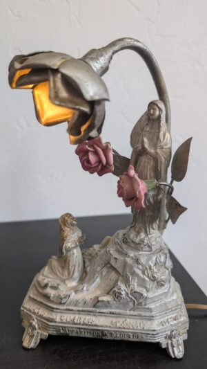 Lampe musicale Notre-Dame de Lourdes allumée en régule argenté avec roses peintes