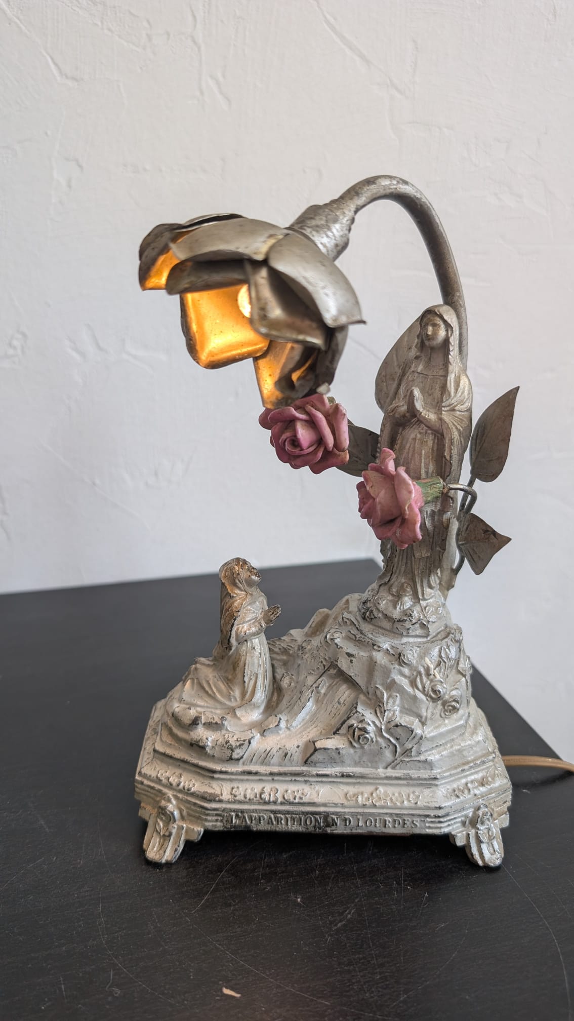 Lampe musicale Notre-Dame de Lourdes éteinte montrant les détails sculptés de l'apparition