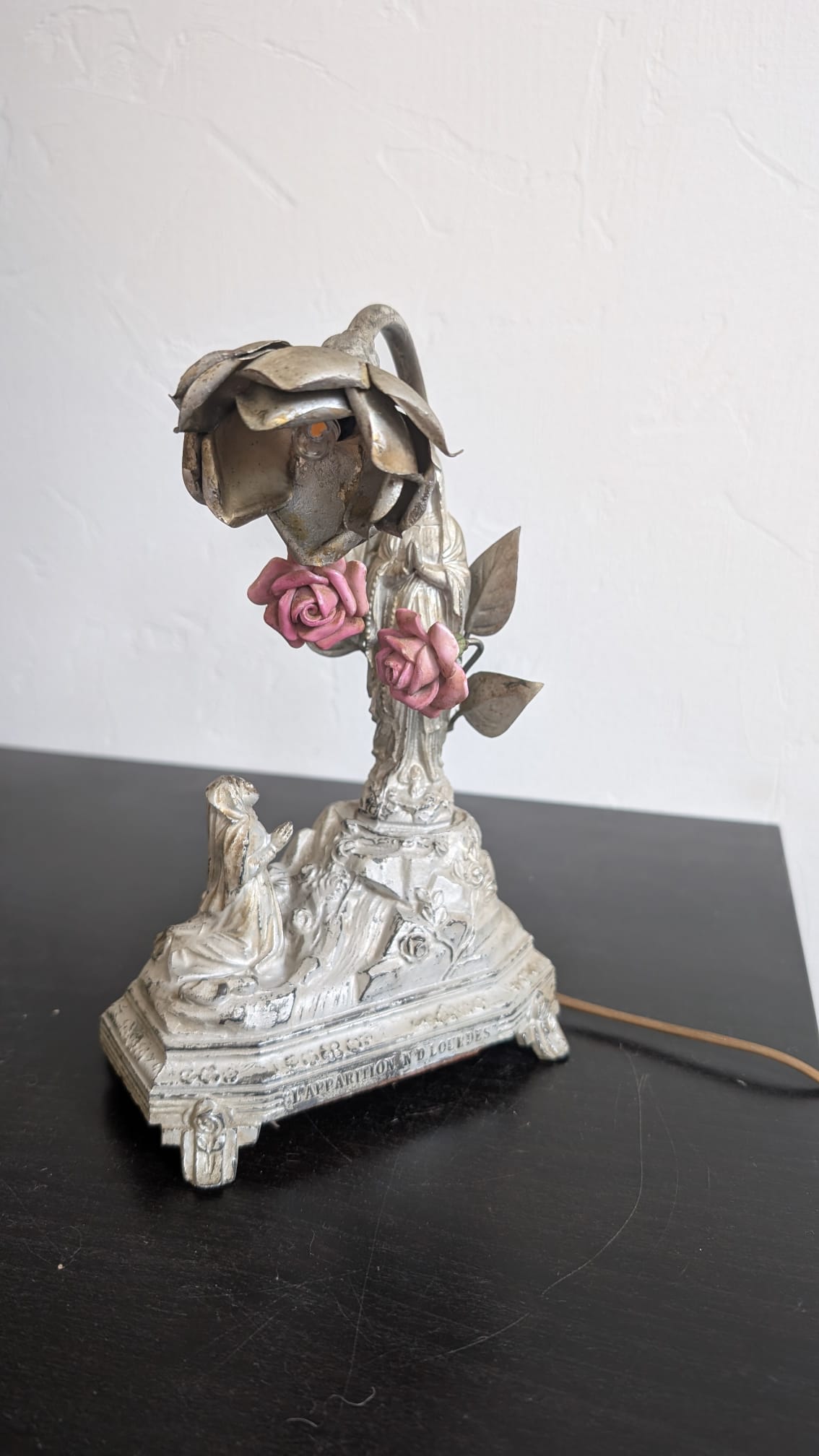 Vue de trois-quarts d'une lampe musicale Notre-Dame de Lourdes avec son abat-jour en forme de fleur