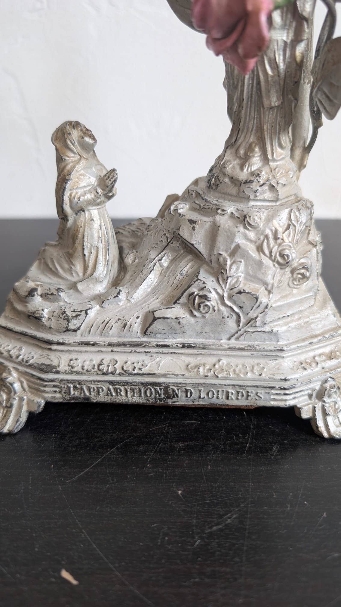Détail du socle gravé L'Apparition ND Lourdes d'une lampe musicale vintage