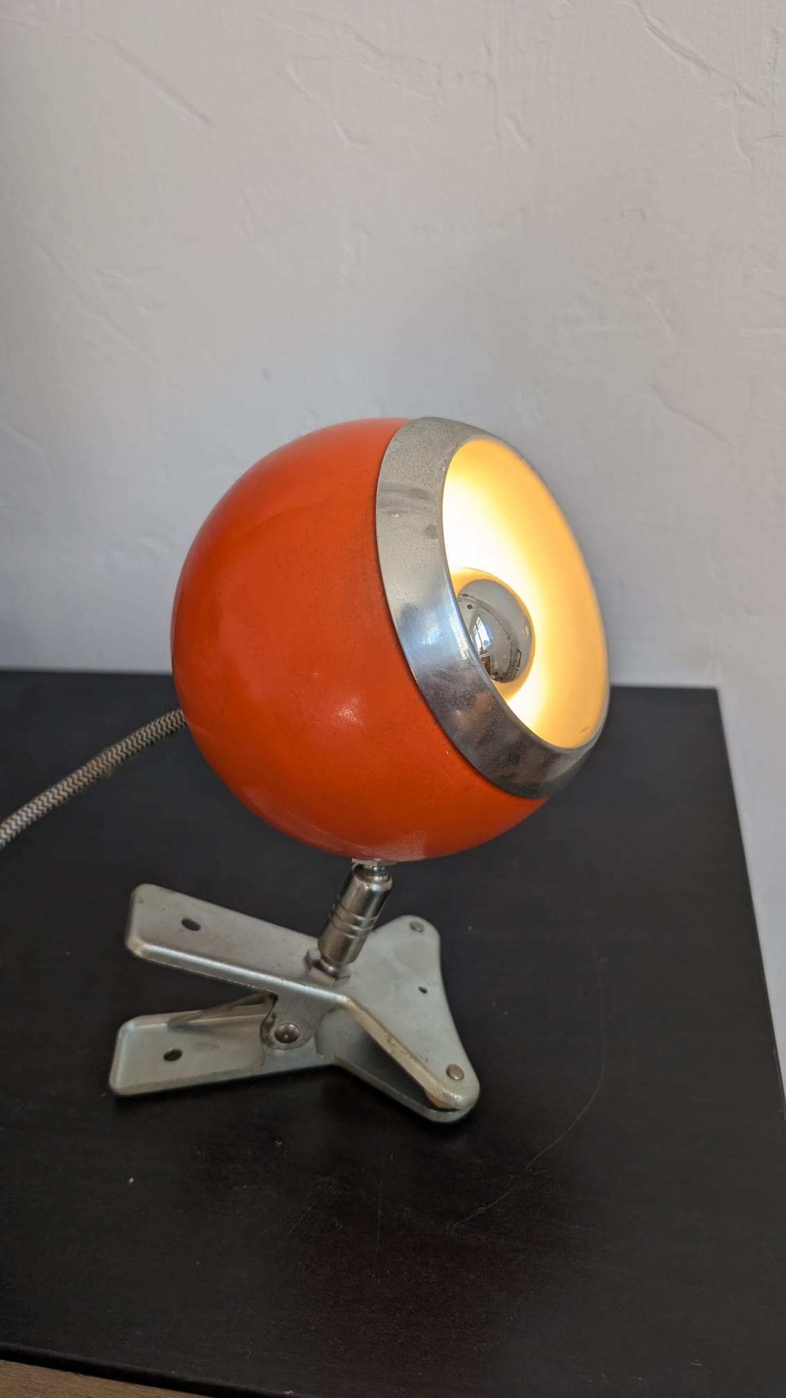 Spot à pince Eyeball orange vif des années 1970 allumé sur rotule