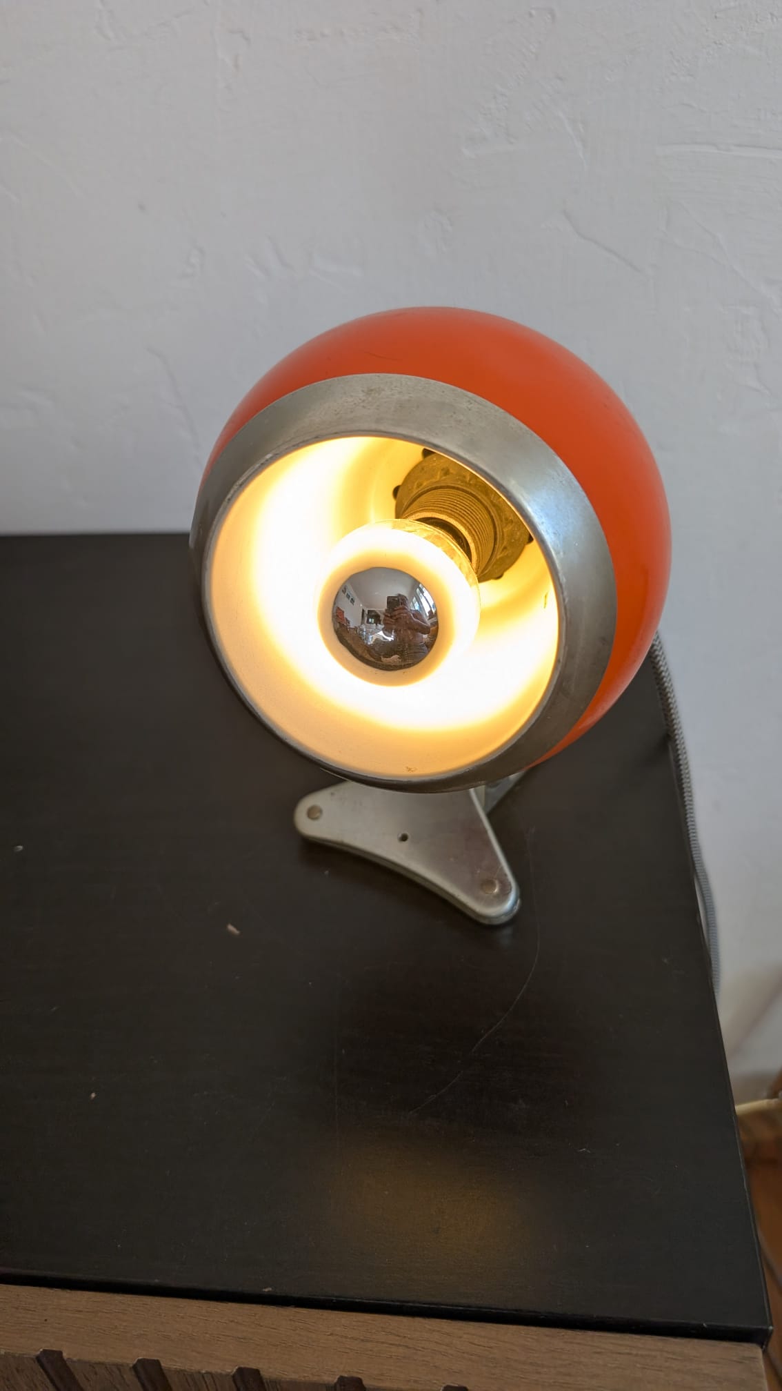 Gros plan sur le déflecteur blanc et l'ampoule du spot Eyeball orange