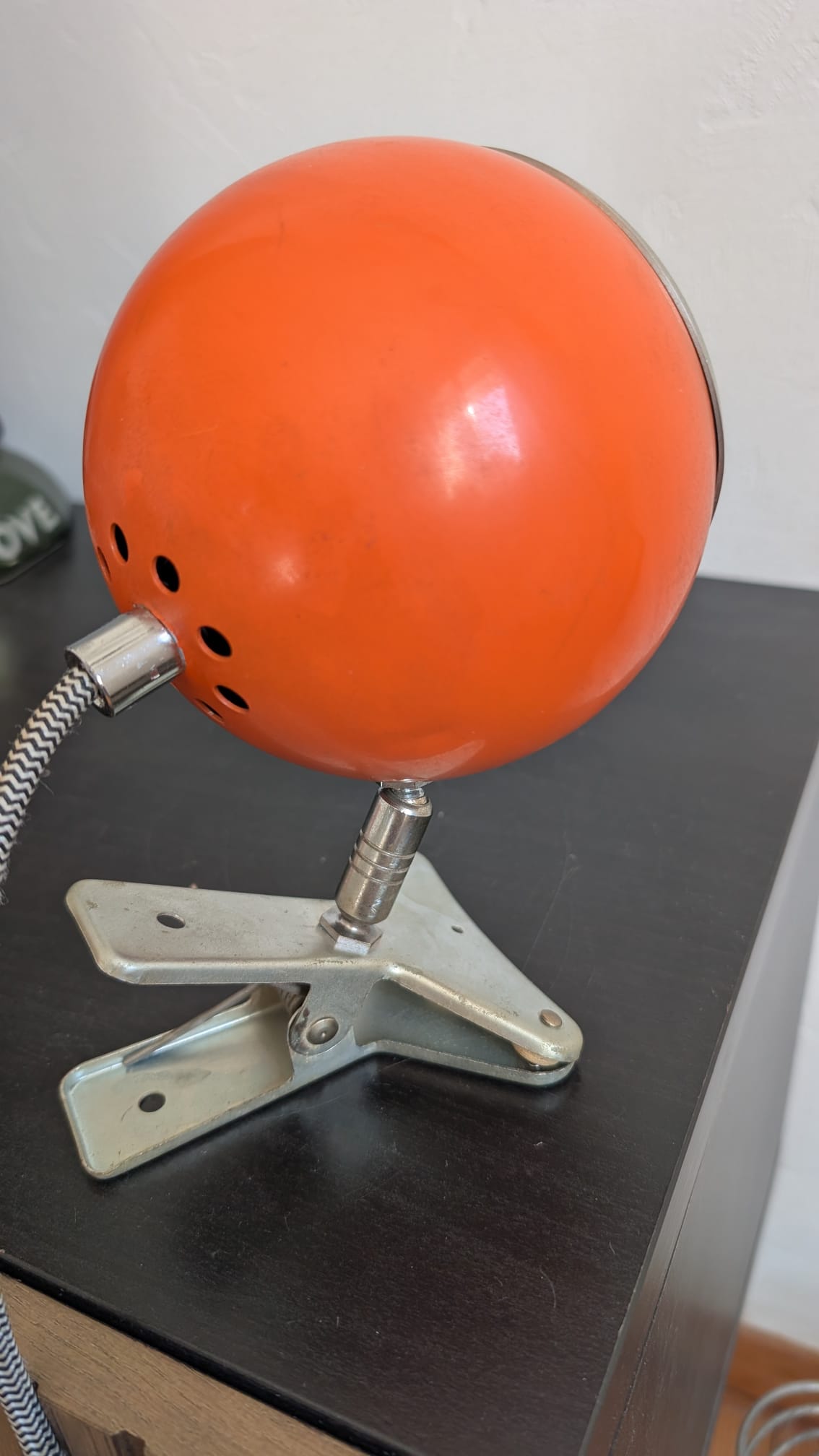 Vue arrière du spot Eyeball orange avec le départ de câble tressé rétro
