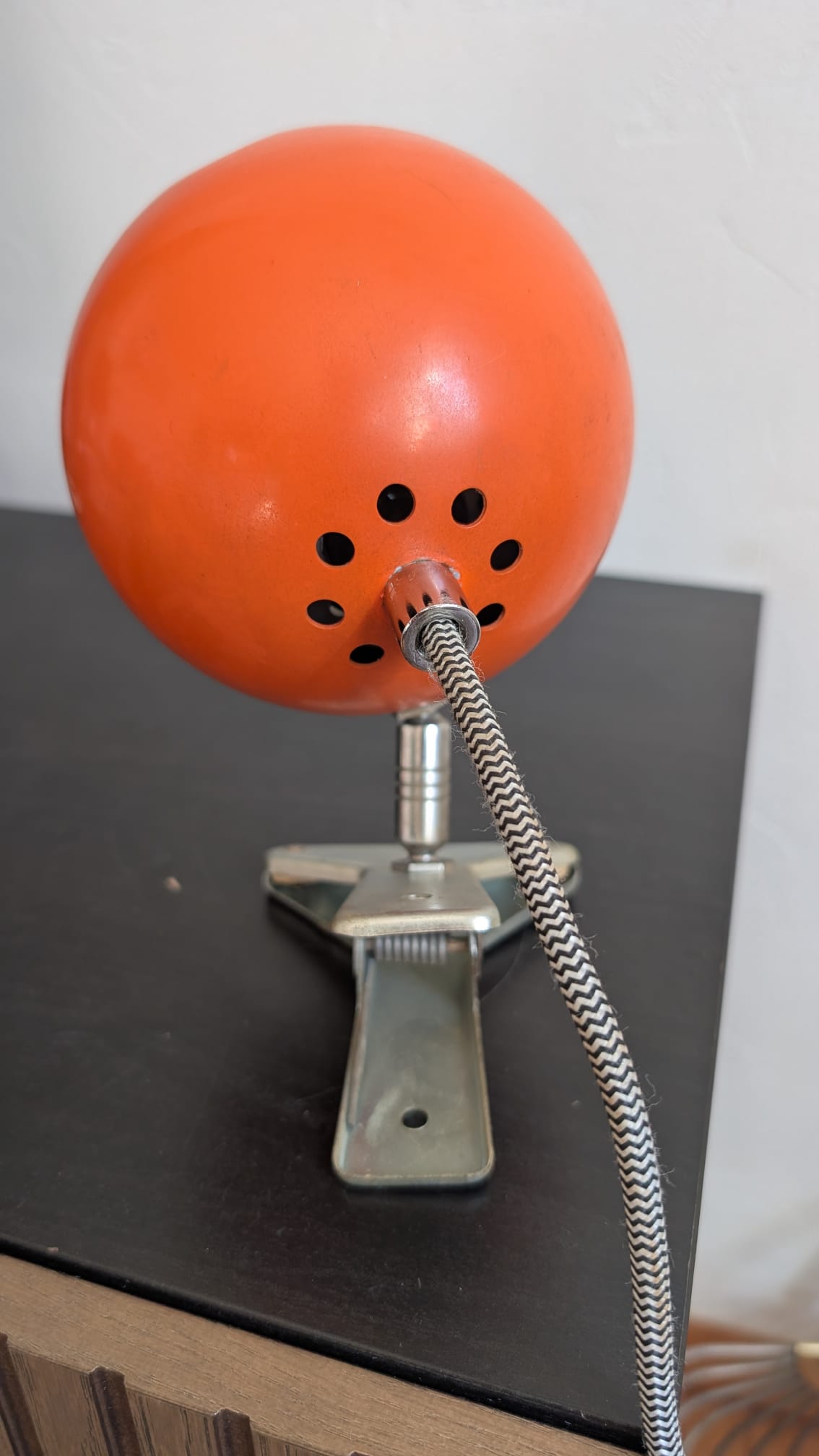 Arrière du globe orange montrant les ouïes d'aération et le câble tressé