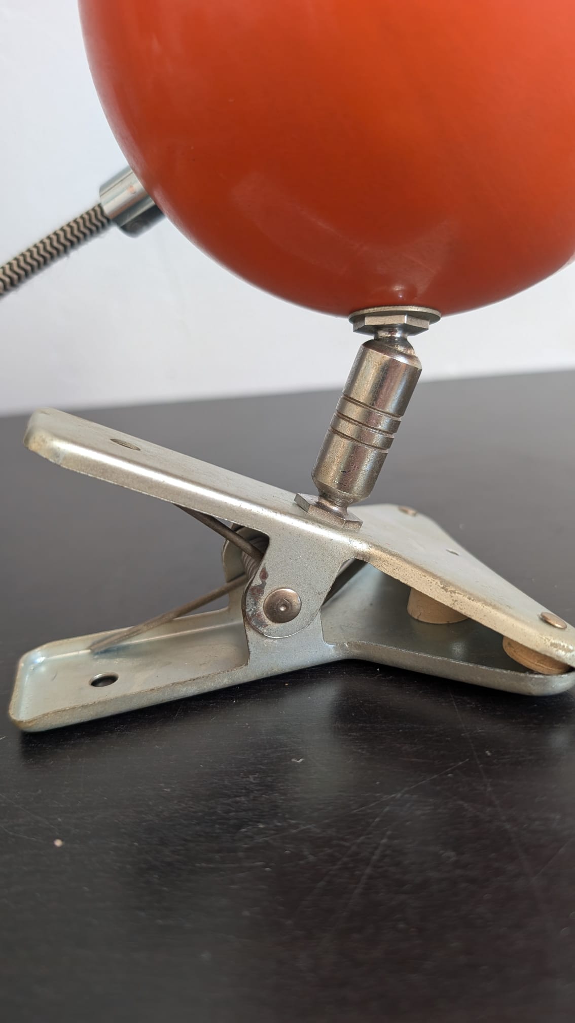 Détail de la pince en acier et de la rotule orientable du spot vintage