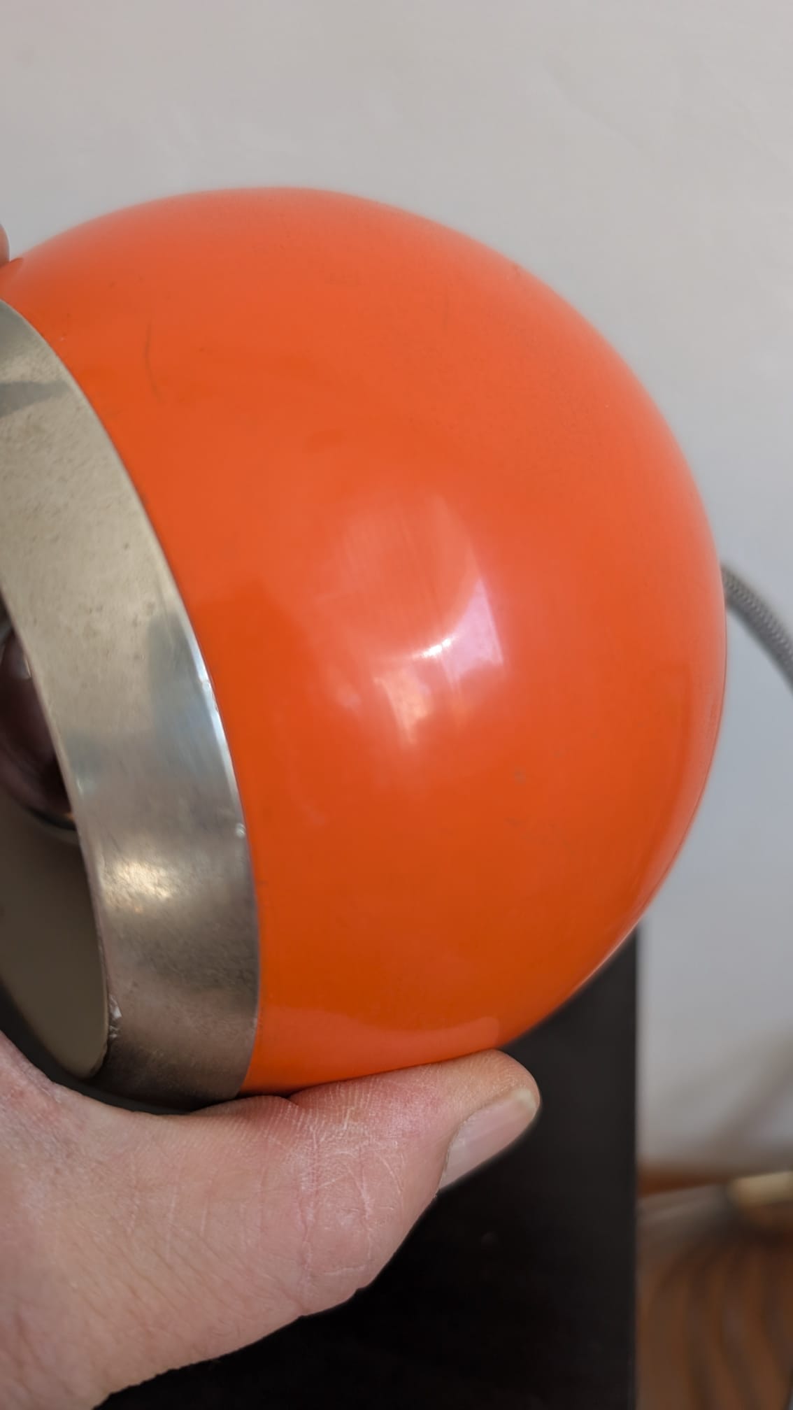 Gros plan sur le globe du spot Eyeball orange montrant les marques du temps et la légère bosse