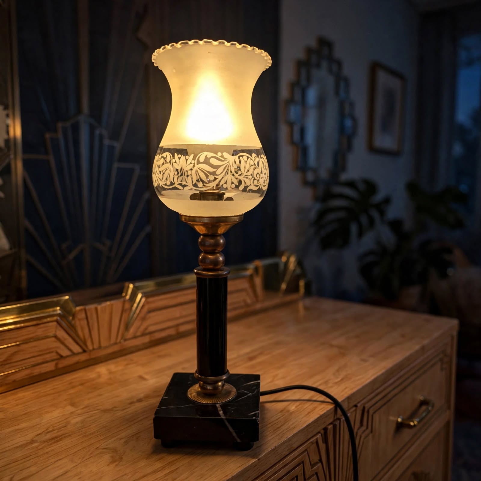 Lampe à poser Art Déco marbre allumée diffusant une lumière chaleureuse