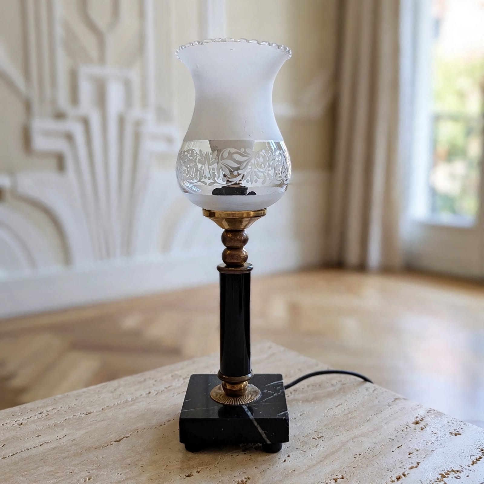 Lampe à poser Art Déco marbre noir et laiton avec tulipe en verre dépoli