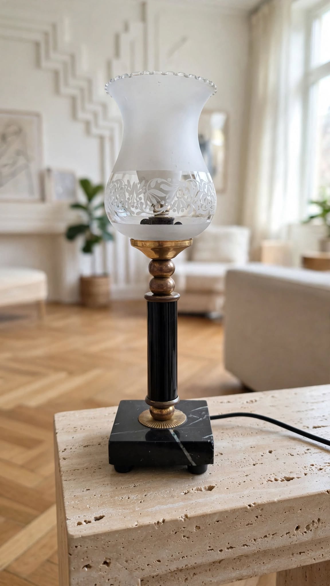 Détail des motifs floraux gravés sur la tulipe de la lampe à poser Art Déco marbre